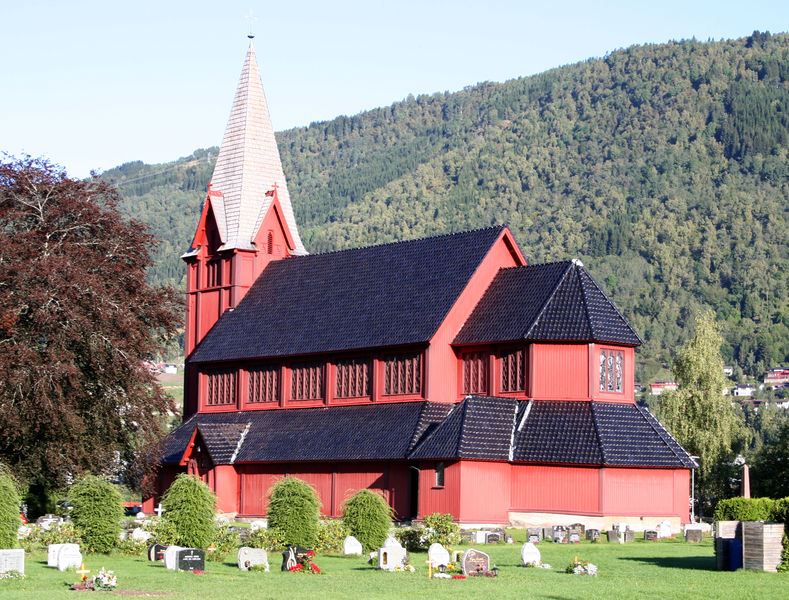 Fil:Stedje kyrkje sett frå søraust, AMH 2009.jpg