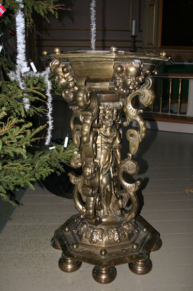 Fil:Strømsø kirke Døpefonten2.jpg