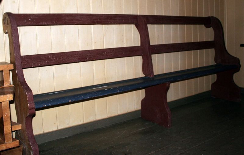 Fil:Strandbarm, kyrkjebenker, opphavlege, AMH 2006.jpg