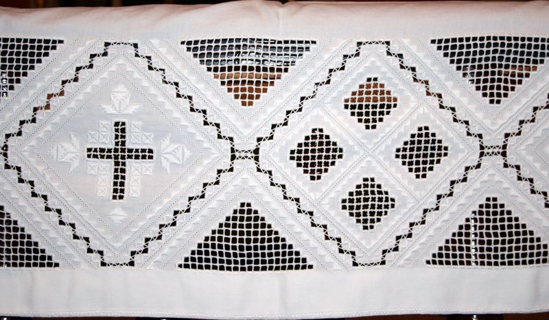 Fil:Strandebarm, altarduk a, AMH 2006.jpg