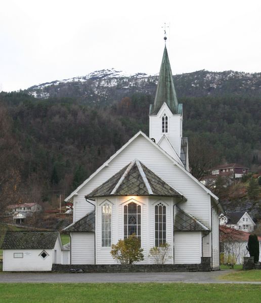 Fil:Strandebarm, austfasade, AMH 2006.jpg