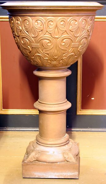 Fil:Strandebarm, døypefont, AMH 2006.jpg