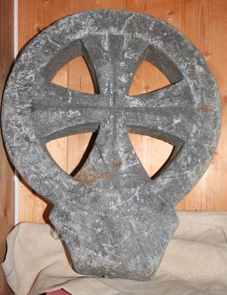 Fil:Strandebarm, gravminne, hjulkross, AMH 2006.jpg