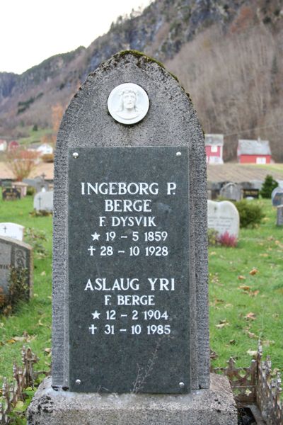 Fil:Strandebarm, gravminne, nybruk, AMH 2006.jpg