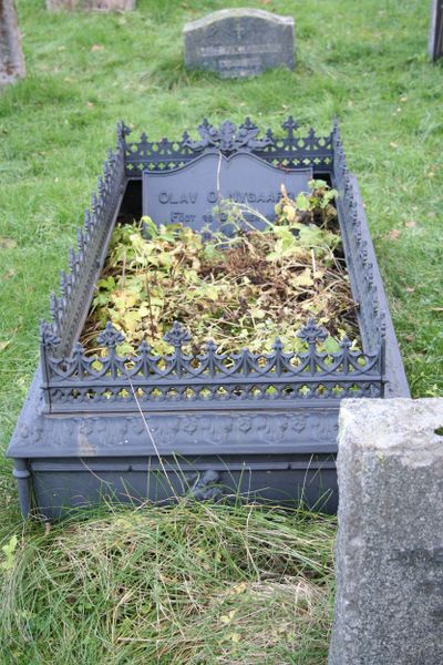 Fil:Strandebarm, gravminne 3, AMH 2006.jpg