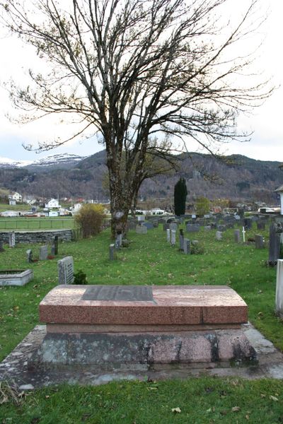 Fil:Strandebarm, gravminne Stub, AMH 2006.jpg