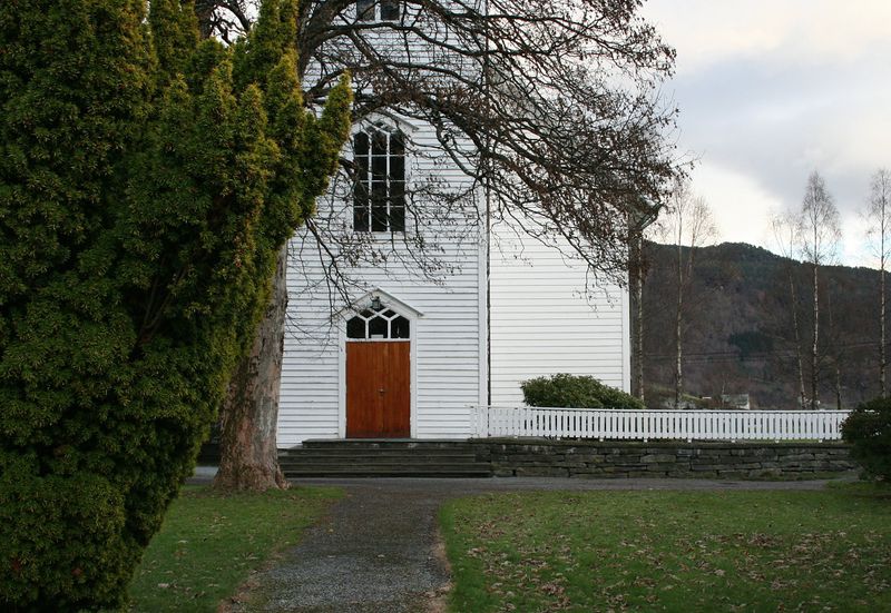 Fil:Strandebarm, inngangsparti med rampe, AMH 2006.jpg