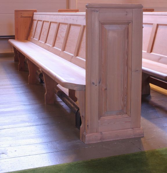 Fil:Strandebarm, kyrkjebenker 1976, AMH 2006.jpg