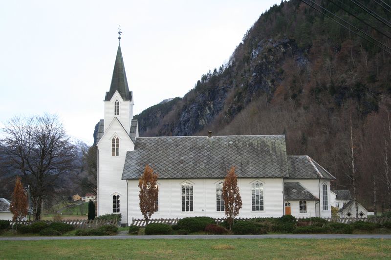 Fil:Strandebarm, sørfasade, AMH 2006.jpg