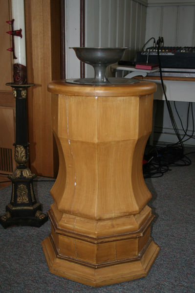 Fil:Svinndal kirke Døpefont 2.jpg