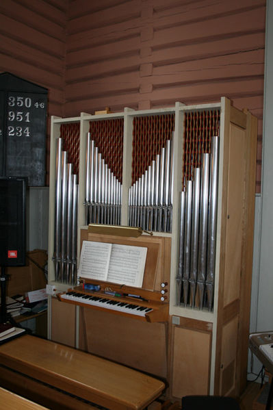 Fil:Svinndal kirke Lite orgel.jpg