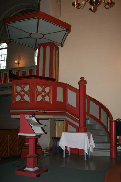 Fil:Tangen kirke, Drammen Prekestolen1.jpg