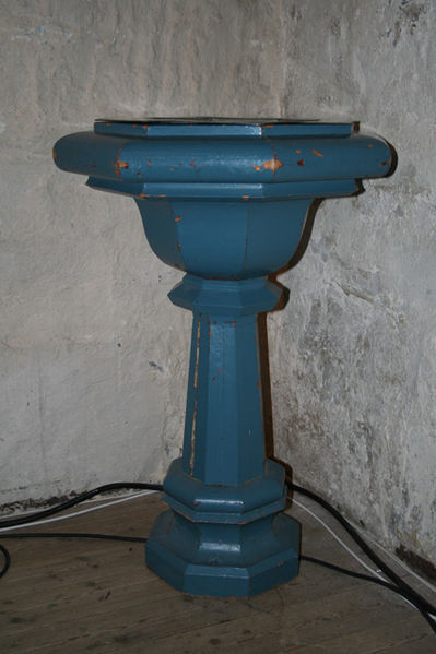 Fil:Tanum kirke, Bærum Døpefont 1.jpg