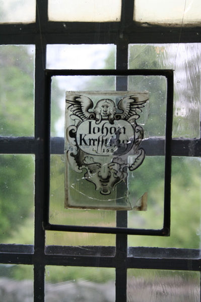 Fil:Tanum kirke, Bærum Vindusmaleri.jpg