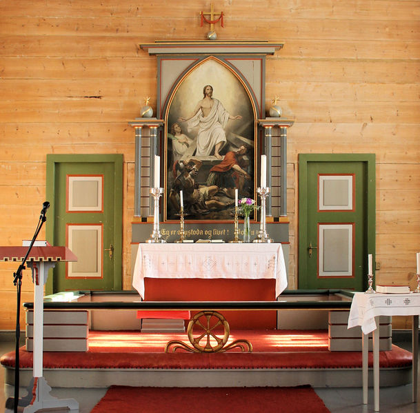 Fil:Tjugum kyrkje, altarpartiet, AMH 2013.jpg