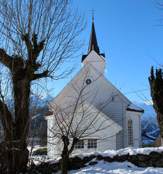 Fil:Tjugum kyrkje, austfasade, AMH 2013.jpg