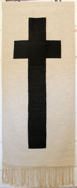 Fil:Tjugum kyrkje, båretekke, AMH 2013.jpg