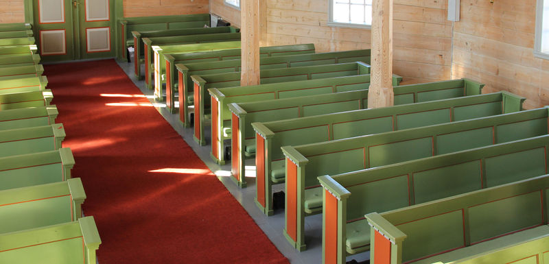 Fil:Tjugum kyrkje, benker, AMH 2013.jpg