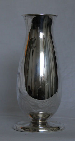 Fil:Tjugum kyrkje, blomstervase, AMH 2013.jpg