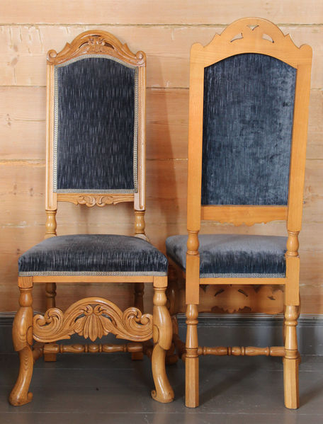 Fil:Tjugum kyrkje, brurastolar, AMH 2013.jpg