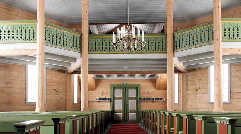 Fil:Tjugum kyrkje, galleri, AMH 2013.jpg