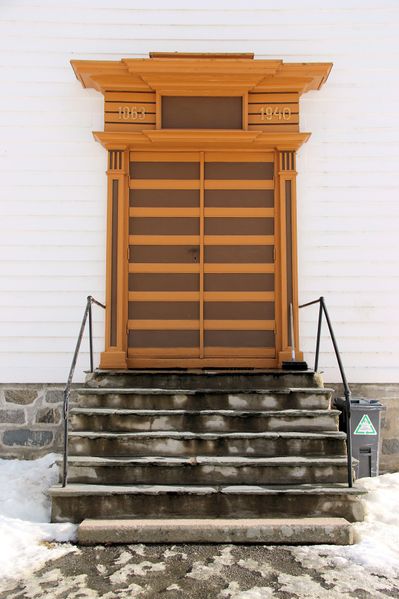 Fil:Tjugum kyrkje, hovudinngang, AMH 2013.jpg