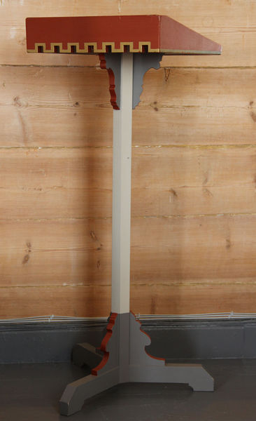 Fil:Tjugum kyrkje, lesepult, AMH 2013.jpg