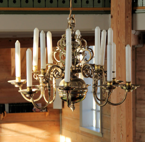 Fil:Tjugum kyrkje, lysekrone1, AMH 2013.jpg