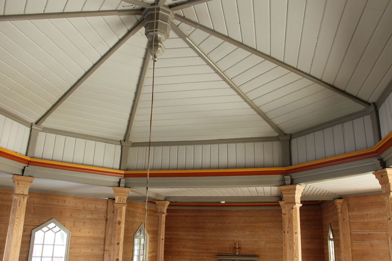 Fil:Tjugum kyrkje, midtromshimling, AMH 2013.jpg