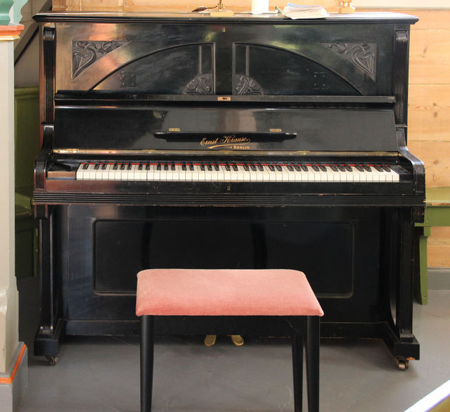 Fil:Tjugum kyrkje, piano, AMH 2013.jpg