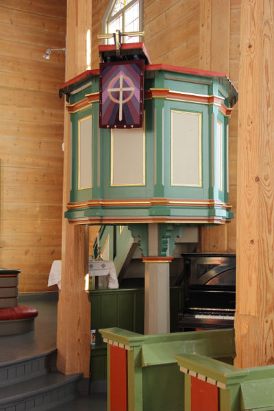 Fil:Tjugum kyrkje, preikestol, AMH 2013.jpg
