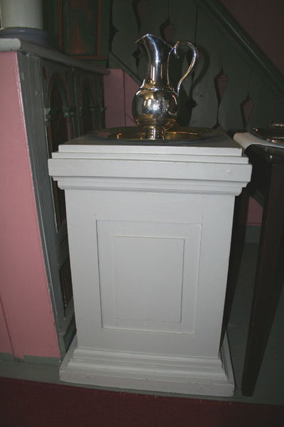 Fil:Tomter kirke Døpefont 2.jpg