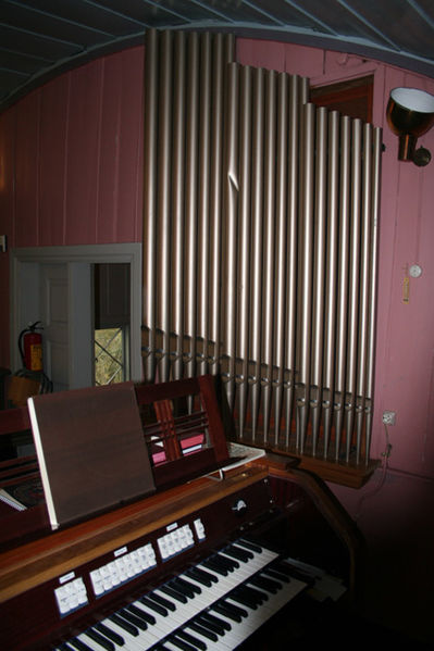 Fil:Tomter kirke Orgel 2.jpg