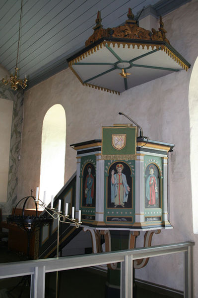 Fil:Torsnes kirke Prekestolen 1.jpg