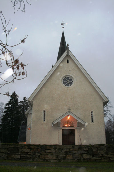 Fil:Trøgstad kirke Fasade 1.jpg