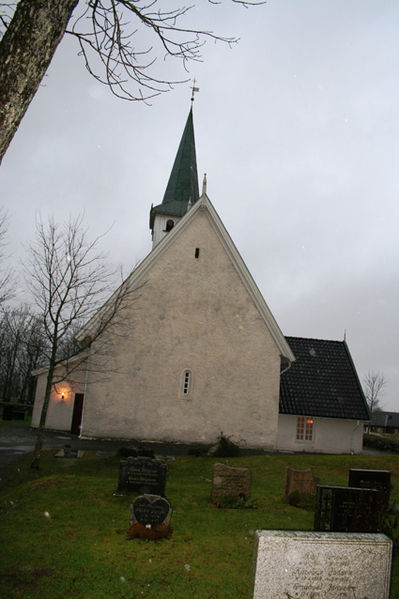 Fil:Trøgstad kirke Fasade 3.jpg
