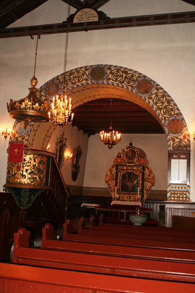 Fil:Trøgstad kirke Koråpningen.jpg