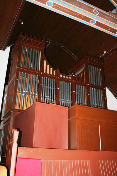 Fil:Trøgstad kirke Orgelet 2.jpg