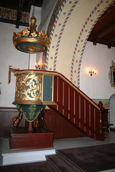 Fil:Trøgstad kirke Prekestolen 1.jpg