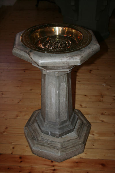 Fil:Tranby kirke Døpefonten 1.jpg