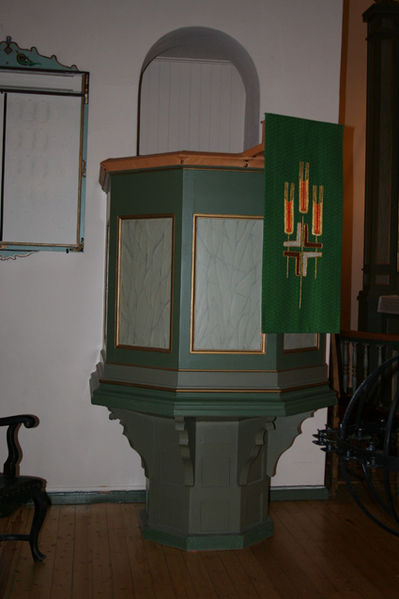 Fil:Tranby kirke Prekestolen 1.jpg