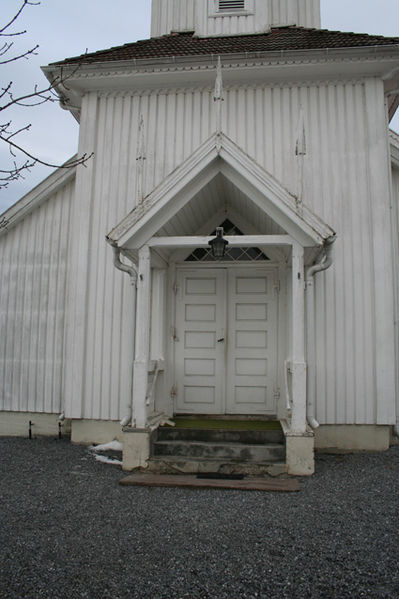 Fil:Tyristrand kirke Hovedinngang.jpg