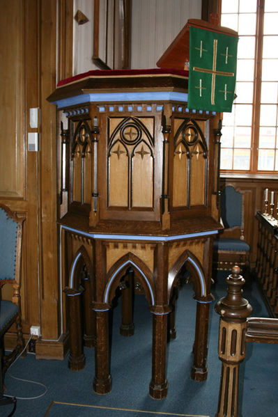 Fil:Tyristrand kirke Prekestolen1.jpg