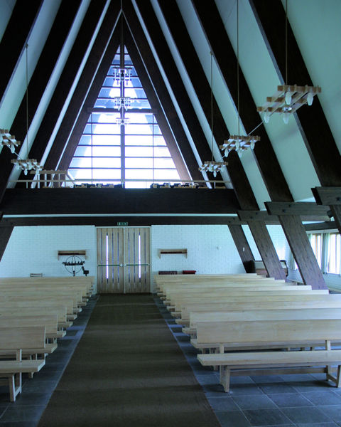 Fil:Tyssedal kyrkje, interiør mot sør, AMH 2008.jpg