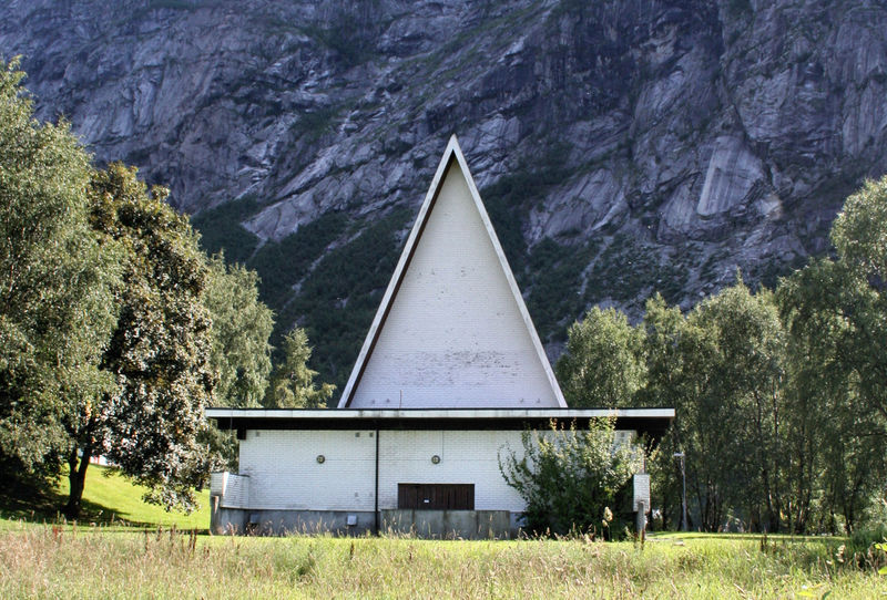 Fil:Tyssedal kyrkje, nordfasade, AMH 2008.jpg