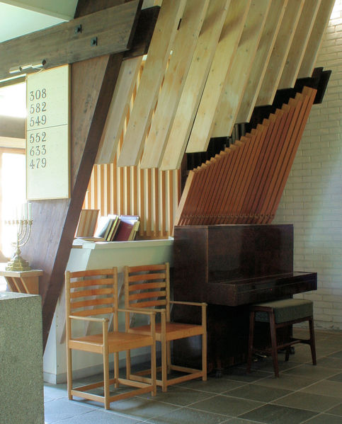 Fil:Tyssedal kyrkje, orgel og piano, AMH 2008.jpg