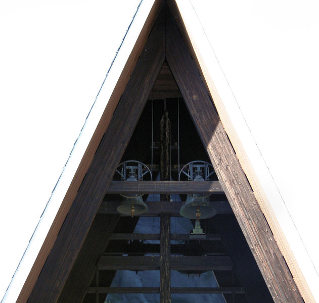 Fil:Tyssedal kyrkje, sørgavl med klokkeoppheng, AMH 2008.jpg