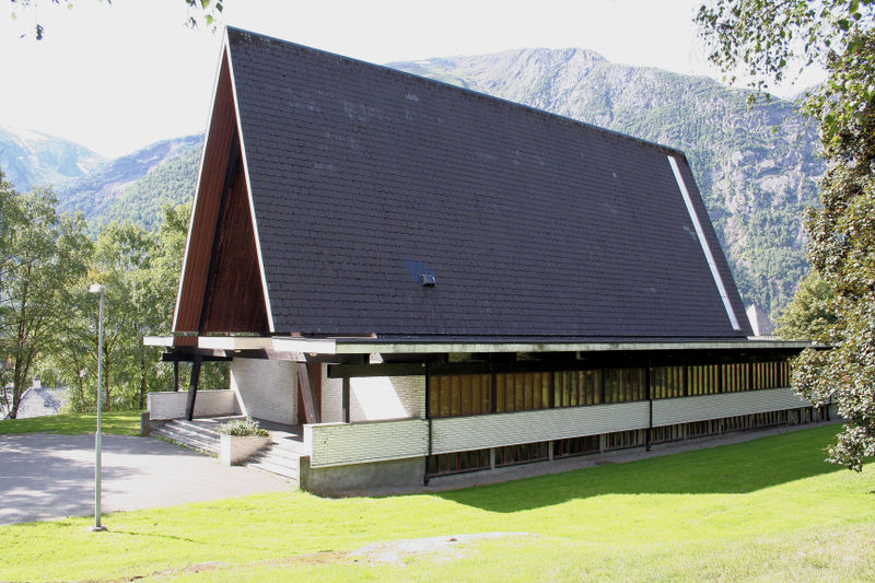 Fil:Tyssedal kyrkje, sett frå søraust, AMH 2008.jpg