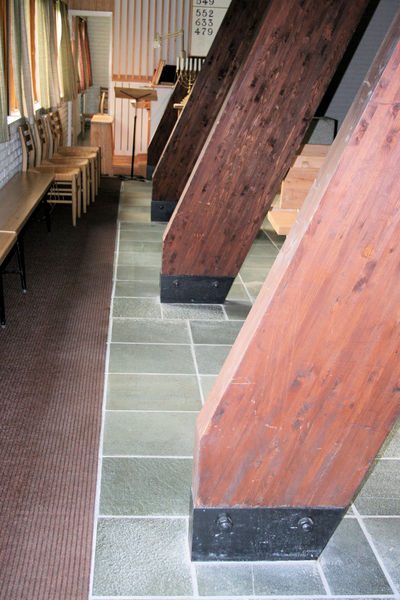 Fil:Tyssedal kyrkje, sideskip mot nord, AMH 2008.jpg