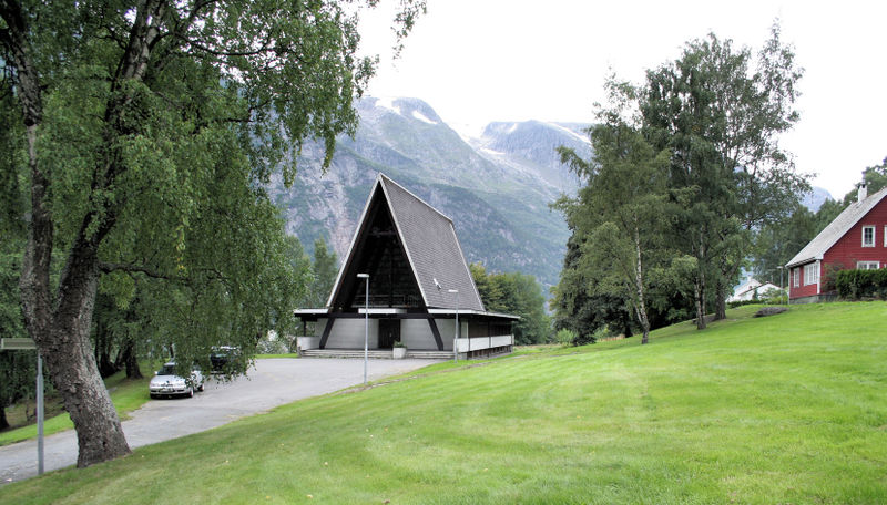 Fil:Tyssedal kyrkje med innkøyring og parkering, AMH 2008.jpg